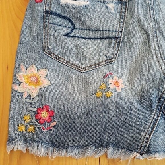 𝅺AEO FLORAL EMBROIDERED TRENDY DISTRESSED OPEN HEM JEAN MINI SKIRT - Picture 10 of 16